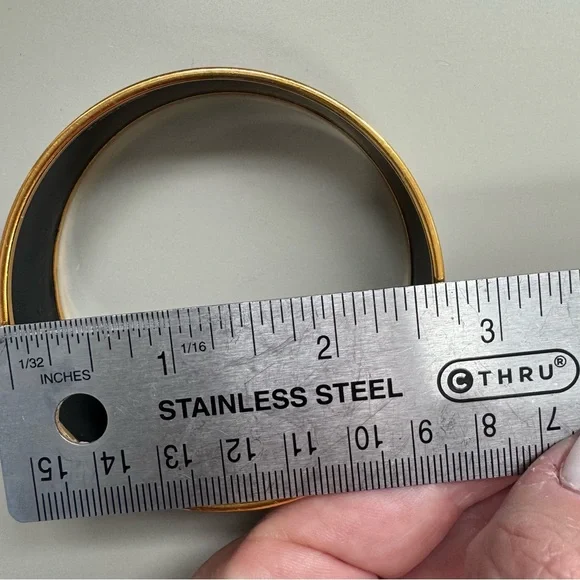 HERMES Black/White and 18k plated enamel bangle. - Picture 6 of 8